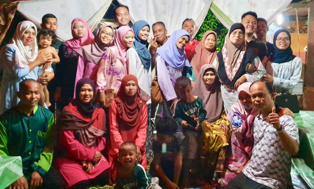 Baju Couple Muslim Bertiga Family / Kaos Muslim Ziyata Couple Keluarga Muslim Terbaru Zt051 Lazada Indonesia - Desaincouple.wordpress.com adalah toko couple terbesar di indonesia yang menyediakan beragam jenis baju couple mulai dari.